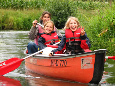 Familie mit Spaß im Boot